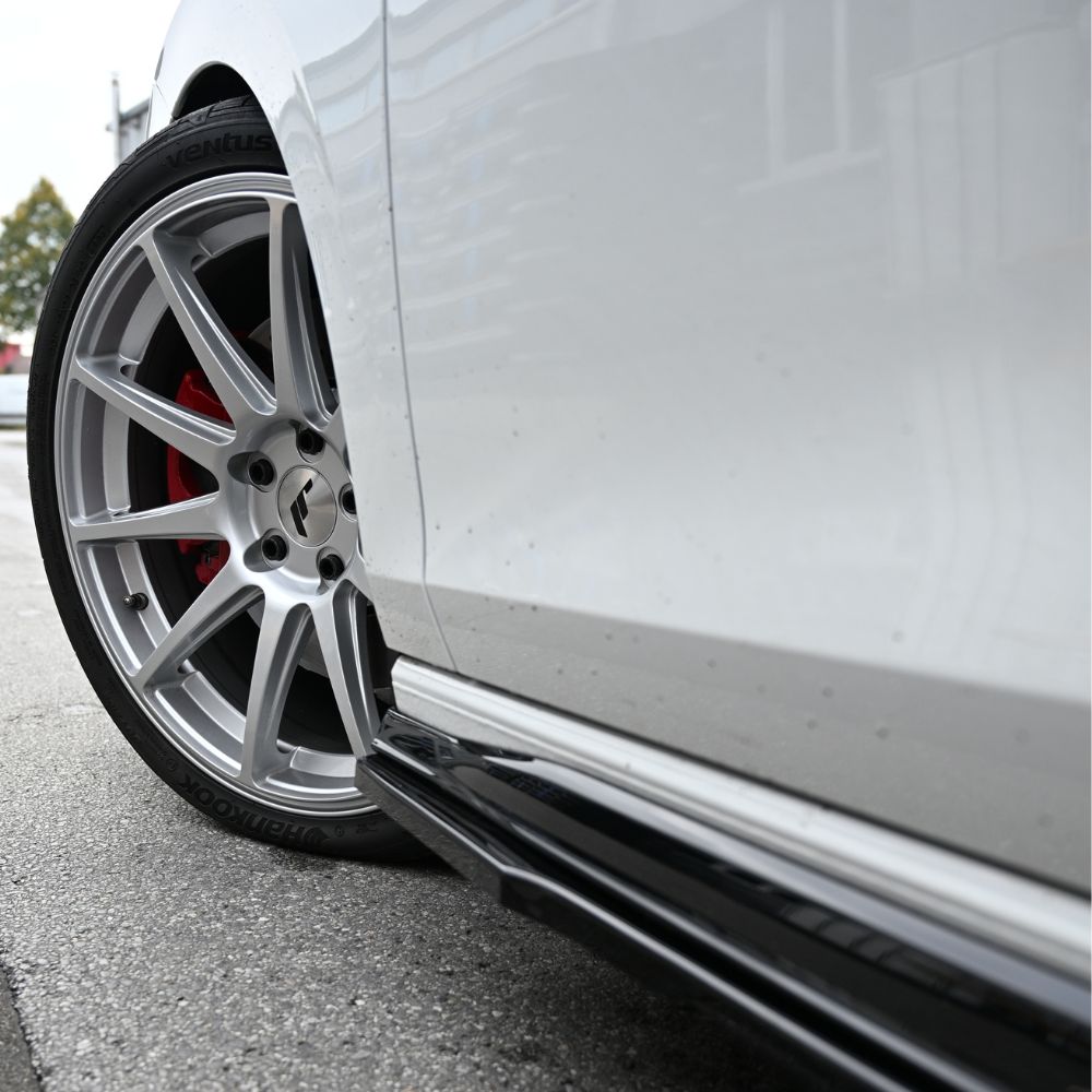 Faldones laterales en negro brillante para Golf 8 GTI / Clubsport