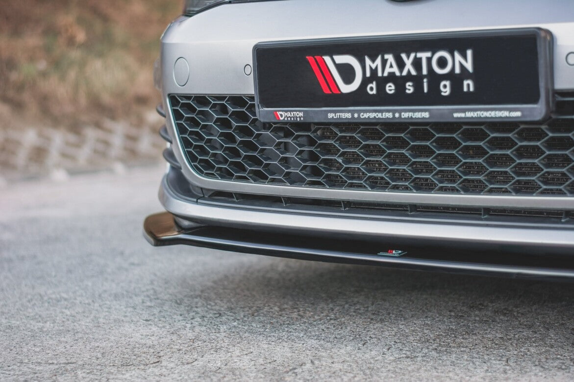 Fijación frontal del borde del alerón de la copa V.2 para VW Golf 7 GTI negro brillante de Maxton Design