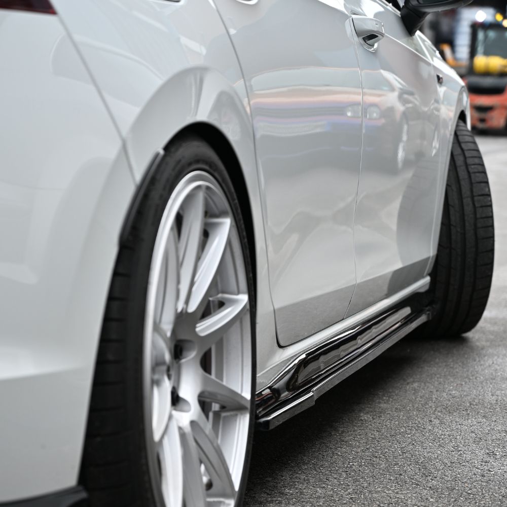 Faldones laterales en negro brillante para Golf 8 GTI / Clubsport