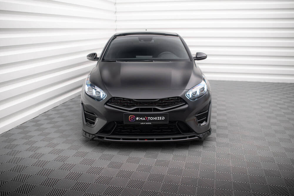 Ansicht der Cup Spoilerlippe Front Ansatz V.2 in Schwarz Hochglanz, speziell entwickelt für den Kia Proceed GT Mk1 Facelift von Maxton Design, zur Verbesserung der Aerodynamik und sportlichen Optik